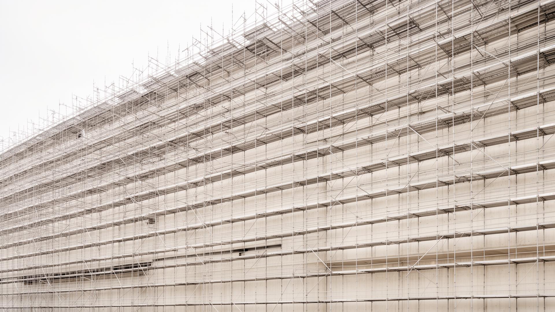 Steigerconstructie langs een gevel van VDH-Steigers